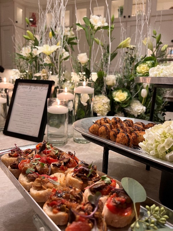 A table with food and flowers

Holiday party

Appetizers