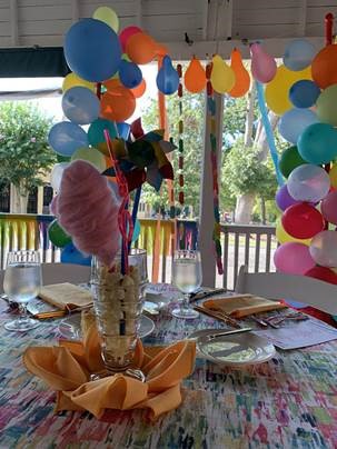 A table with balloons and a balloon garland

Micro-wedding
