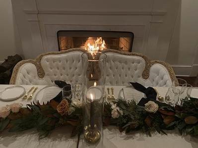 A table set with a candle and a white couch

Micro-wedding

Intimate wedding reception